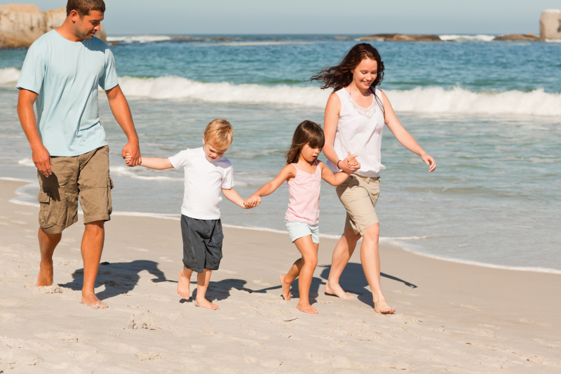 familj på stranden